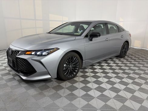 Used 2019 Toyota Avalon XSE image 3