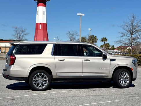 Used 2021 GMC Yukon XL SLT w/ SLT Premium Package image 21