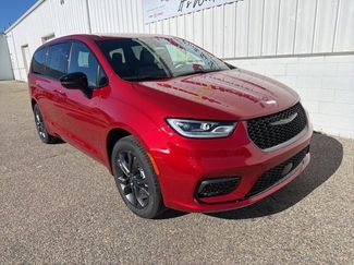 New 2026 Chrysler Pacifica Select video 2