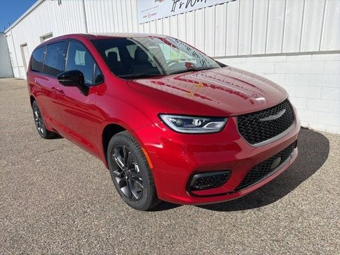 New 2026 Chrysler Pacifica Select image 2