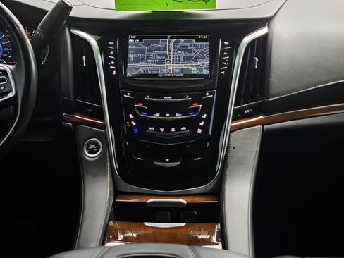 Used 2020 Cadillac Escalade Luxury image 19