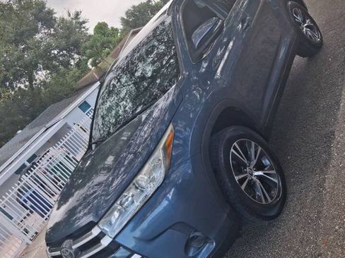Used 2019 Toyota Highlander LE FWD image 2