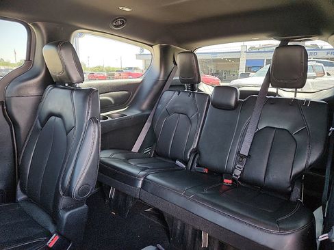 Used 2025 Chrysler Pacifica Select FWD image 5