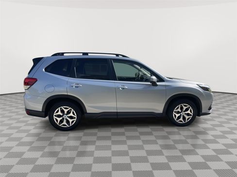 Used 2024 Subaru Forester Premium AWD/4WD image 10