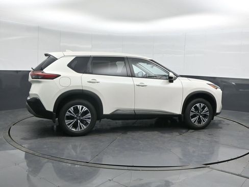 Used 2023 Nissan Rogue SV image 3
