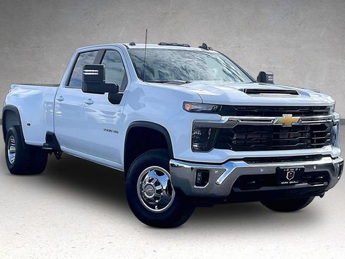 Used 2025 Chevrolet Silverado 3500 LT w/ Safety Package AWD/4WD image 2