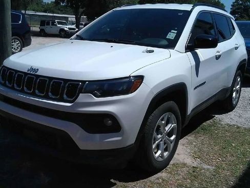 Used 2024 Jeep Compass Latitude AWD/4WD image 1