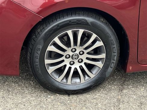 Used 2018 Toyota Sienna XLE image 26
