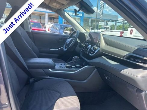 Used 2024 Toyota Highlander LE AWD/4WD image 32