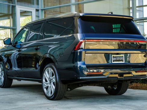 Used 2025 Lincoln Navigator L Reserve AWD/4WD image 9