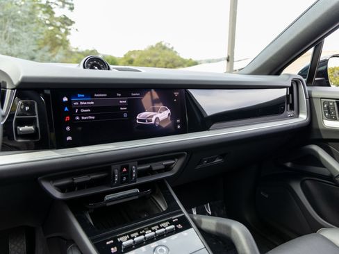 Certified 2025 Porsche Cayenne Coupe image 36