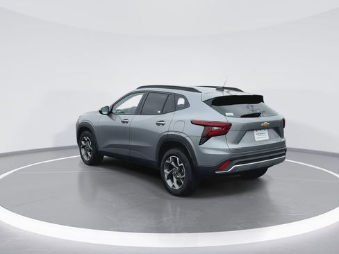 Used 2025 Chevrolet Trax LT w/ LT Convenience Package image 6