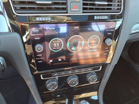 Used 2018 Volkswagen GTI SE image 21