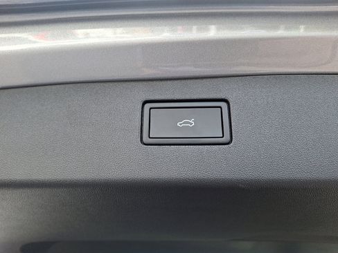 Certified 2025 Volkswagen Tiguan SE image 30