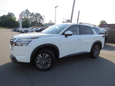Certified 2025 Nissan Pathfinder SV AWD/4WD image 1