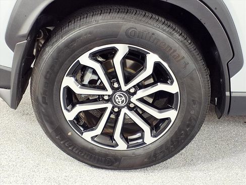 Used 2025 Toyota Corolla Cross SE image 6