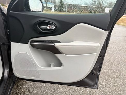 Used 2019 Jeep Cherokee Limited FWD image 30