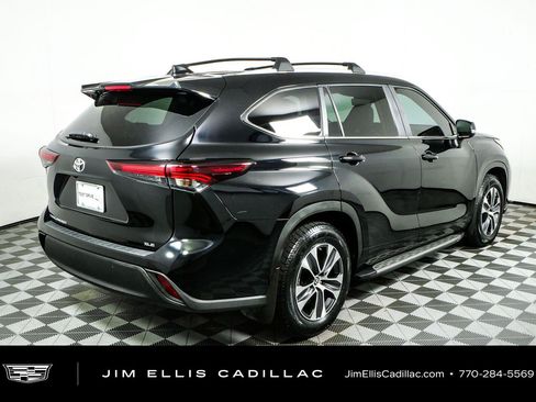 Used 2024 Toyota Highlander XLE FWD image 3