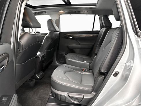 Used 2024 Toyota Highlander Platinum image 6