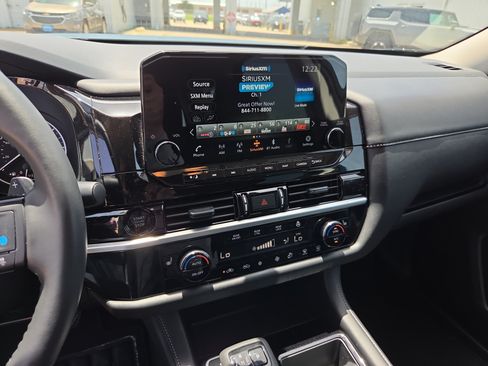 Used 2025 Nissan Pathfinder SL AWD/4WD image 21