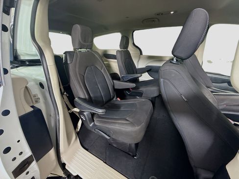 Used 2022 Chrysler Voyager LX FWD image 26