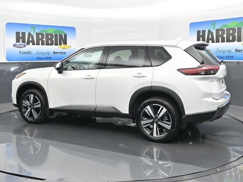 Used 2024 Nissan Rogue SL image 3
