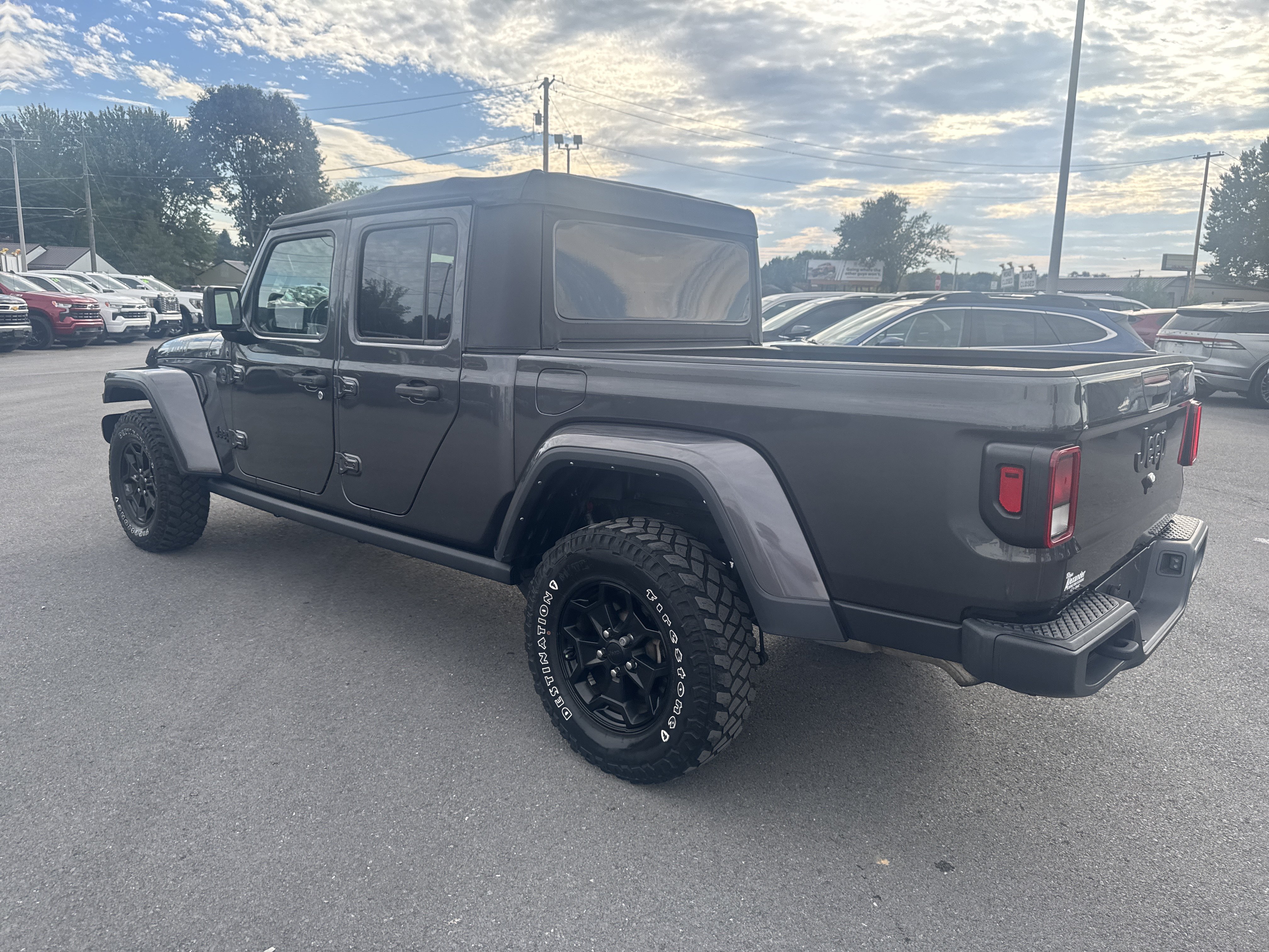 Used 2022 Jeep Gladiator Sport AWD/4WD image 6