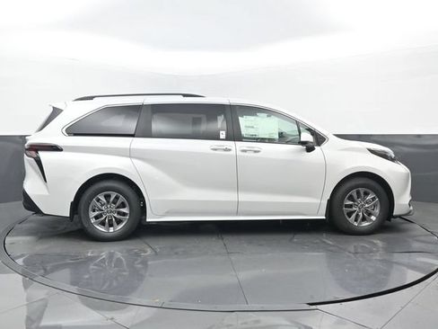 New 2026 Toyota Sienna XLE FWD image 2