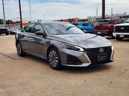 Used 2024 Nissan Altima 2.5 SV image 4