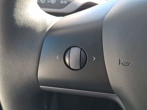 Used 2022 Tesla Model Y Long Range image 21