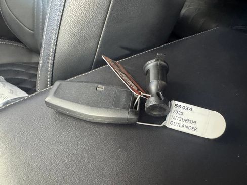 Used 2025 Mitsubishi Outlander SEL FWD image 3