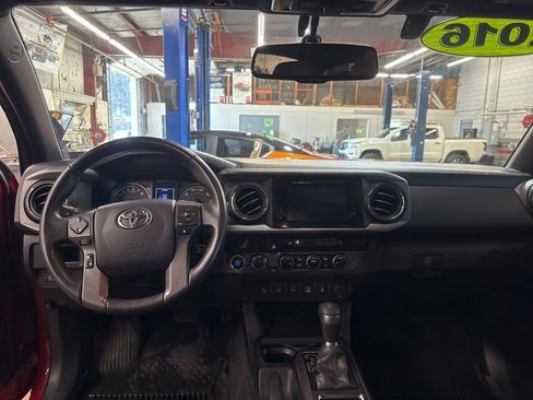 Used 2016 Toyota Tacoma TRD Off-Road image 12