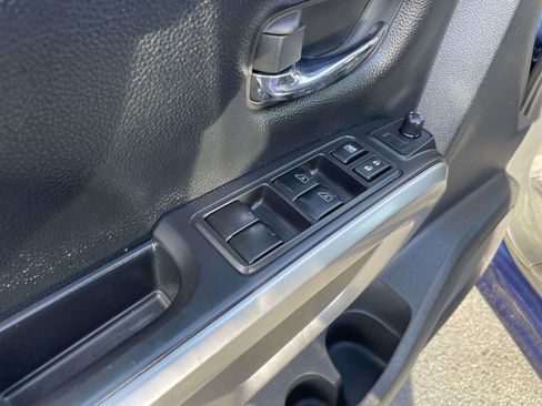 Used 2022 Nissan Titan SV image 22