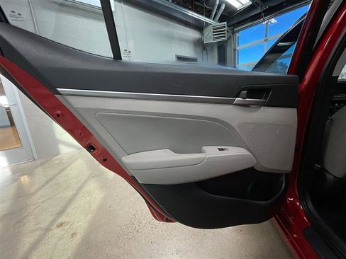 Used 2017 Hyundai Elantra SE image 19