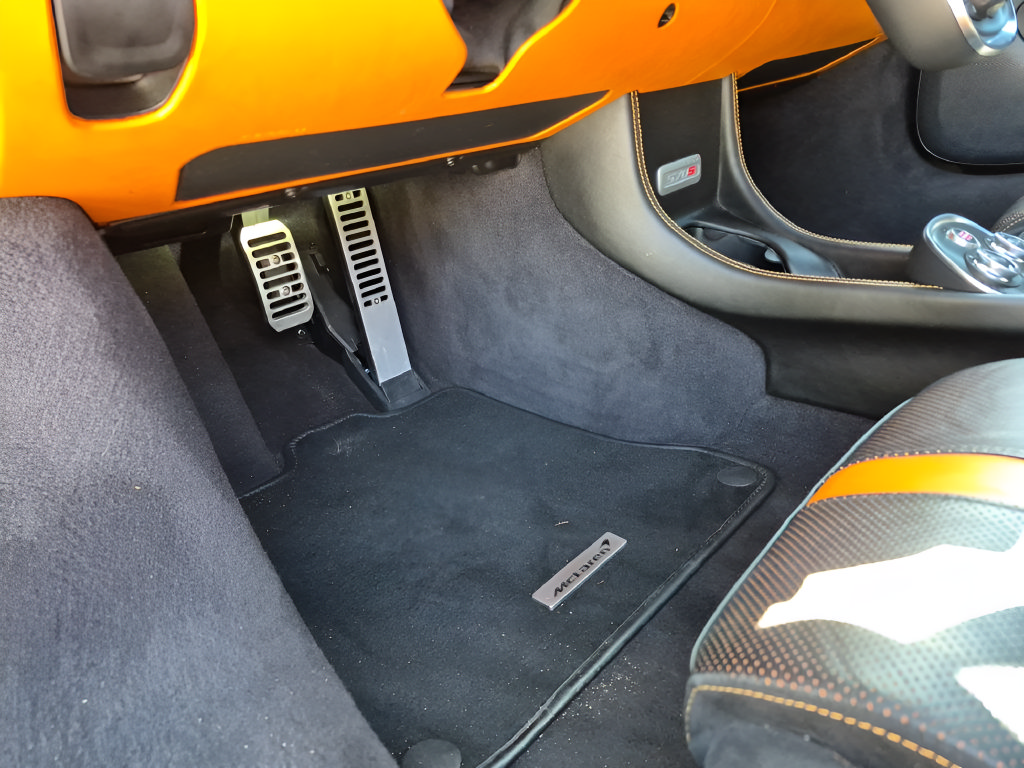 Used 2018 McLaren 570S Spider RWD image 18