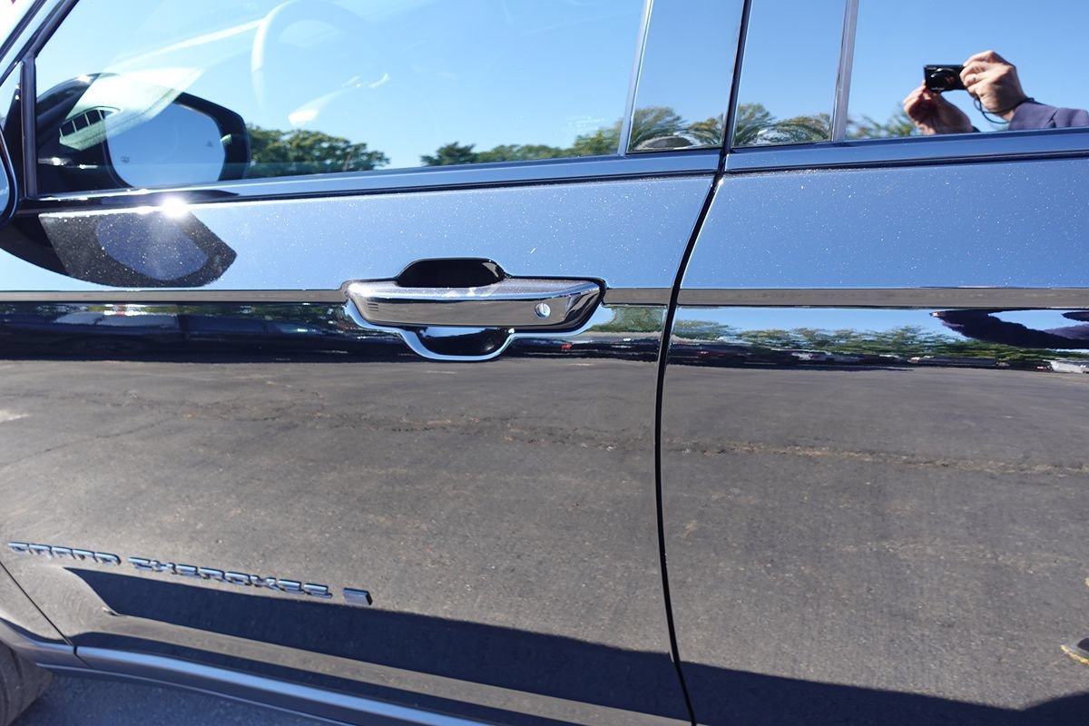 Used 2024 Jeep Grand Cherokee Limited w/ Black Appearance Package AWD/4WD image 15