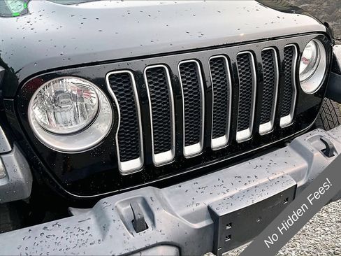 Used 2018 Jeep Wrangler Unlimited Sahara w/ Dual Top Group AWD/4WD image 25