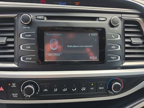 Used 2019 Toyota Highlander LE AWD/4WD image 19