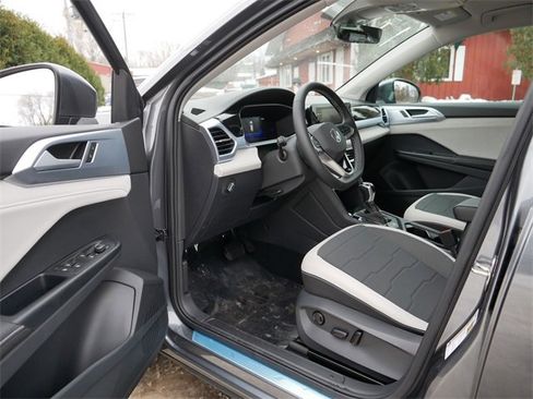 New 2026 Volkswagen Taos SE image 7