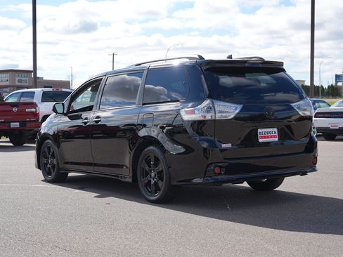 Used 2020 Toyota Sienna SE Premium w/ Nightshade Edition FWD image 5