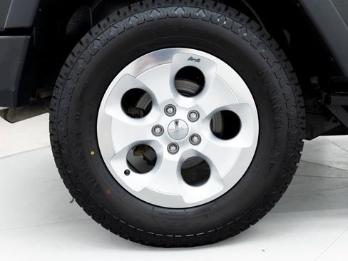 Used 2018 Jeep Wrangler Sport AWD/4WD image 16