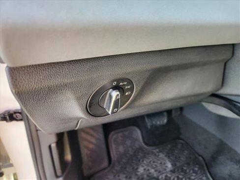 Used 2025 Volkswagen Jetta SE w/ Sunroof Package image 30