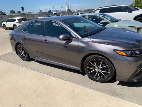 Used 2022 Toyota Camry SE image 4