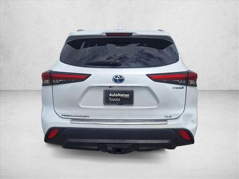 Used 2022 Toyota Highlander XLE AWD/4WD image 6