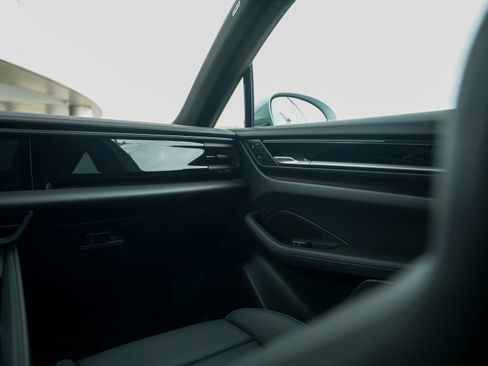 Certified 2025 Porsche Macan Electric image 26