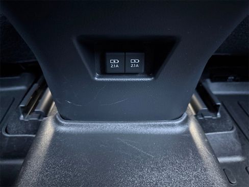 Used 2021 Toyota Venza XLE image 31