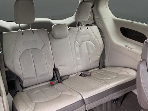 Used 2017 Chrysler Pacifica Touring-L Plus w/ Advanced Safetytec Group FWD image 27