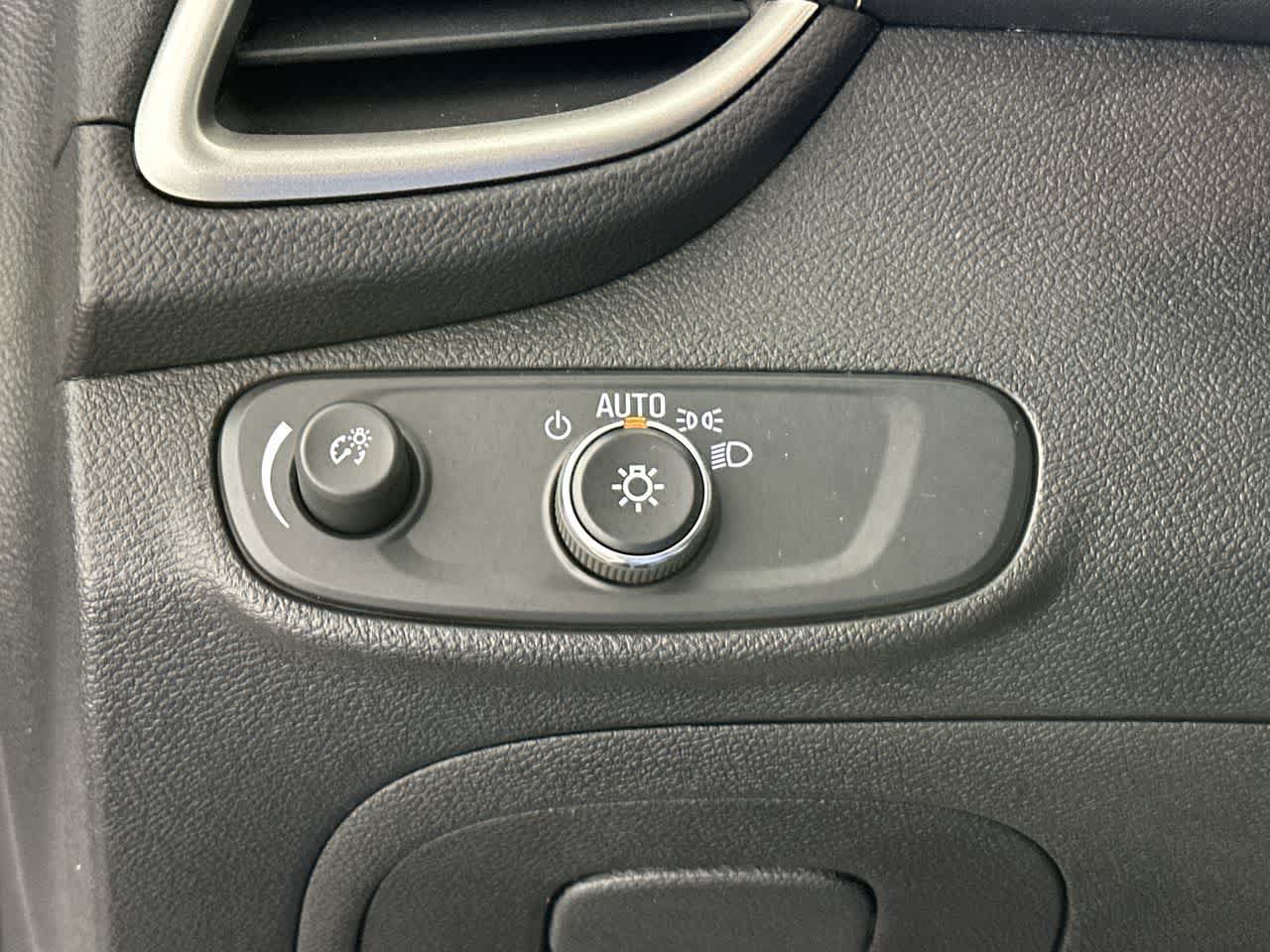 Used 2020 Chevrolet Trax LT FWD image 23