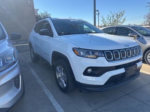 Used 2022 Jeep Compass Latitude image 3