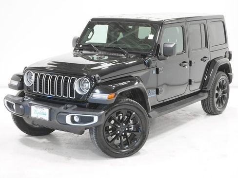 Used 2025 Jeep Wrangler Unlimited Sahara image 2